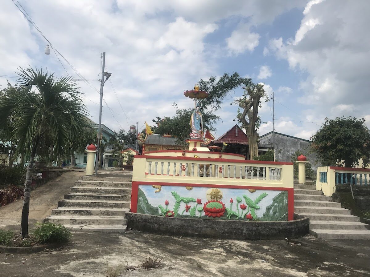 Tượng Quan Âm ngoài trời trên đài sen