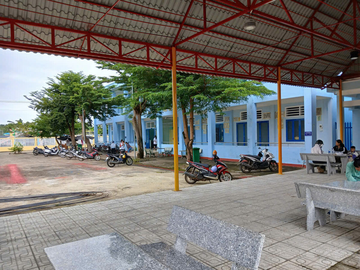 Toàn cảnh sân miếu và nhà nghỉ