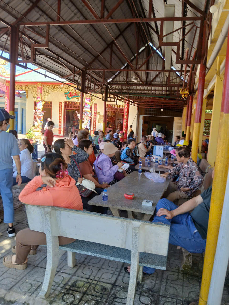 善信聚集於廟宇