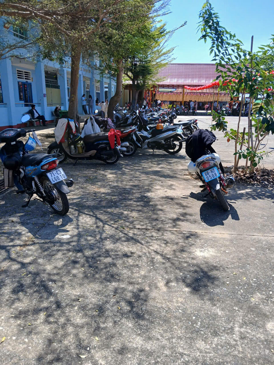 Bãi xe gắn máy trước miếu